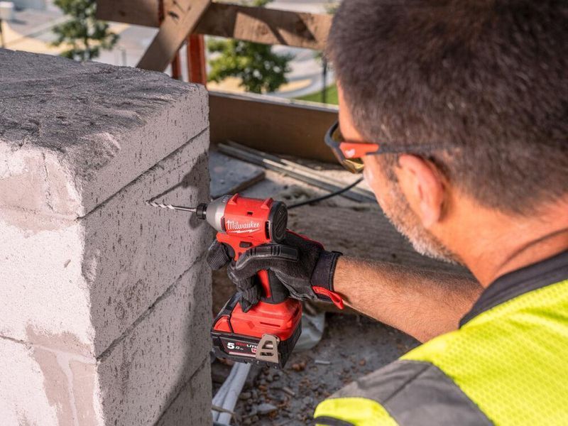 Шуруповерт ударний акумуляторний безщітковий 1/4'' HEX MILWAUKEE, M18 BLIDRC-0. 190Нм (каркас, кліпса для ременя) 4933492839 фото