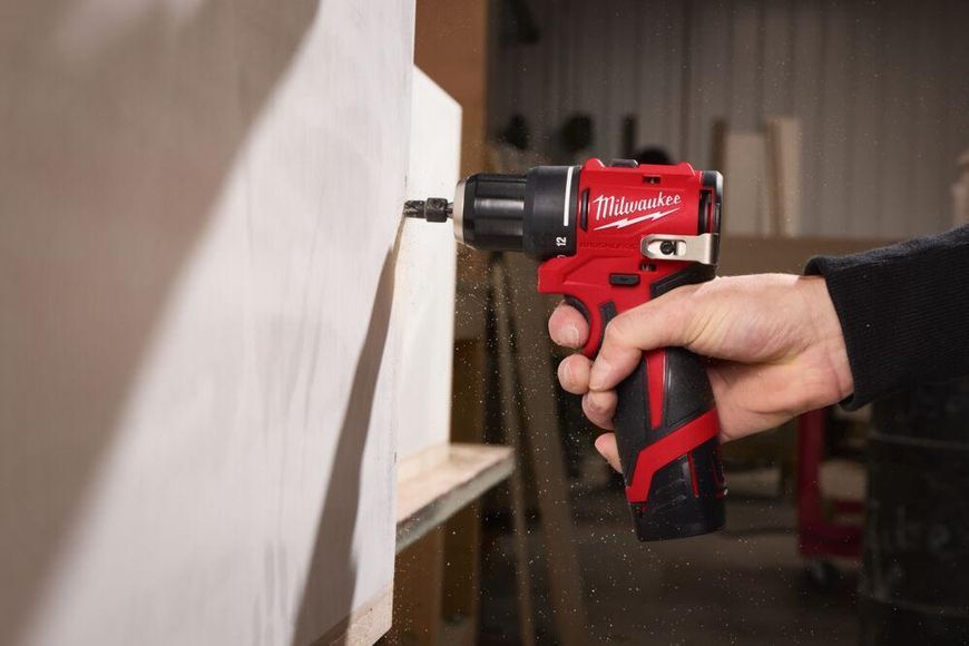Дриль-шуруповерт акумуляторний безщітковий MILWAUKEE M12 BLDDRC-202C, 40Нм (зарядний пристрій С12, 2 акумулятори М12 В2 2Аг, клі 4933499686 фото