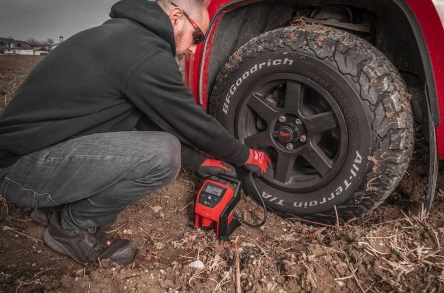 Компресор повітряний автомобільний акумуляторний MILWAUKEE, M12 Bl-O (каркас, картонне пакування) 4933464124 фото