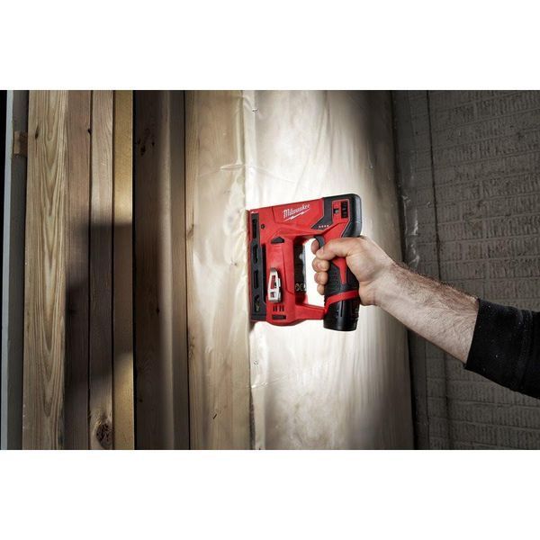 Степлер акумуляторний MILWAUKEE, M12 BST-202X (зарядний пристрій С12 С, 2 акумулятори М12 В2 2Аг, кліпса для ременя, HD кейс) 4933459635 фото