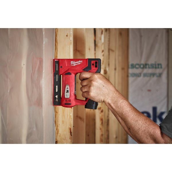 Степлер акумуляторний MILWAUKEE, M12 BST-202X (зарядний пристрій С12 С, 2 акумулятори М12 В2 2Аг, кліпса для ременя, HD кейс) 4933459635 фото