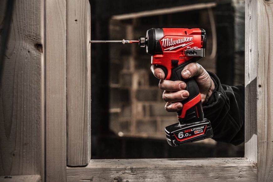 Шуруповерт ударний акумуляторний безщітковий 1/4'' HEX MILWAUKEE, M12 FID2-202Х, 170Нм (зарядний пристрій С12 С, 2 акумулятори М 4933479877 фото