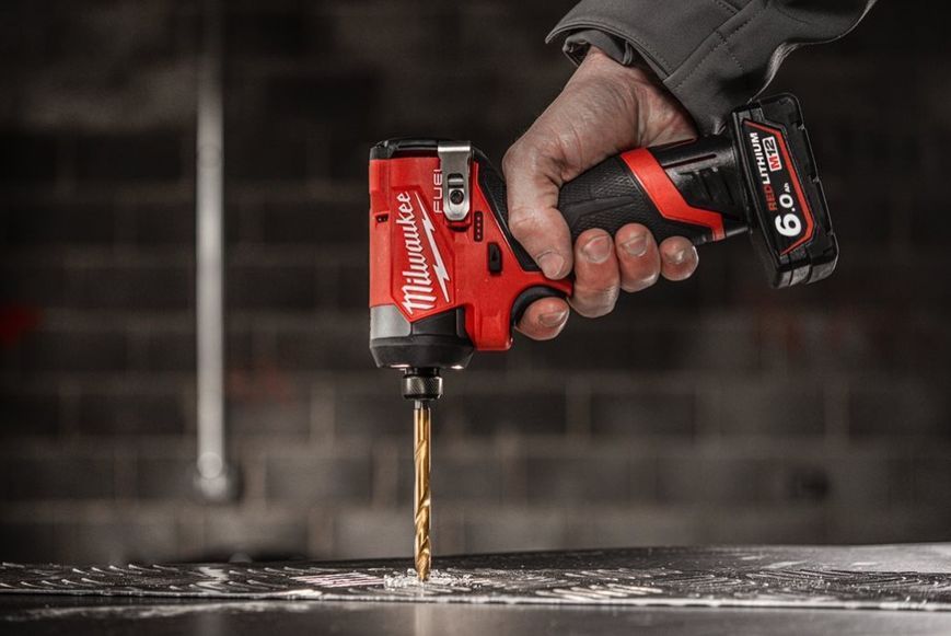 Шуруповерт ударний акумуляторний безщітковий 1/4'' HEX MILWAUKEE, M12 FID2-202Х, 170Нм (зарядний пристрій С12 С, 2 акумулятори М 4933479877 фото