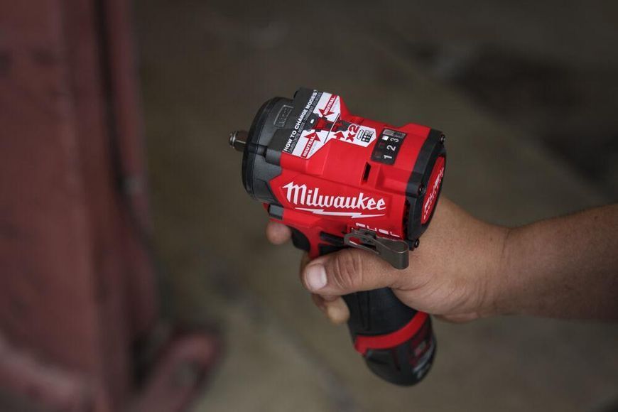 Гайковерт високомоментний акумуляторний MILWAUKEE 1/2" (746 Нм) M12 FCIWF12G3-0, картонне пакування 4933493454 фото