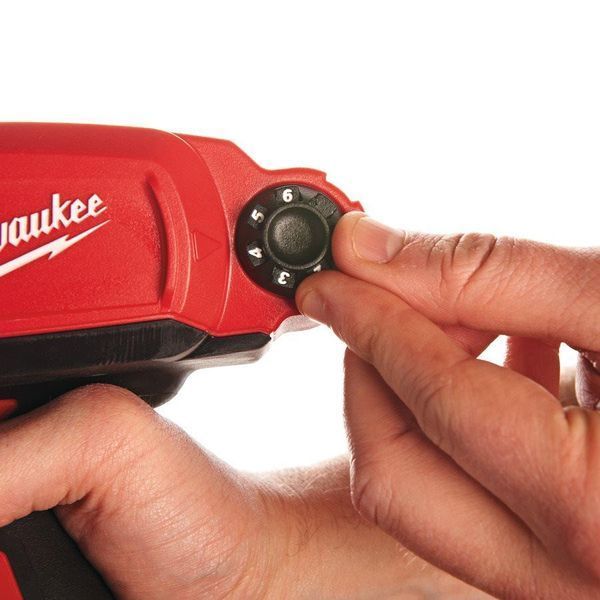 Пістолет для герметиків акумуляторний MILWAUKEE M12 PCG/310C-201B, 310мл (зарядний пристрій С12 С, 1 акумулятор М12 В2 2Аг, плас 4933441655 фото
