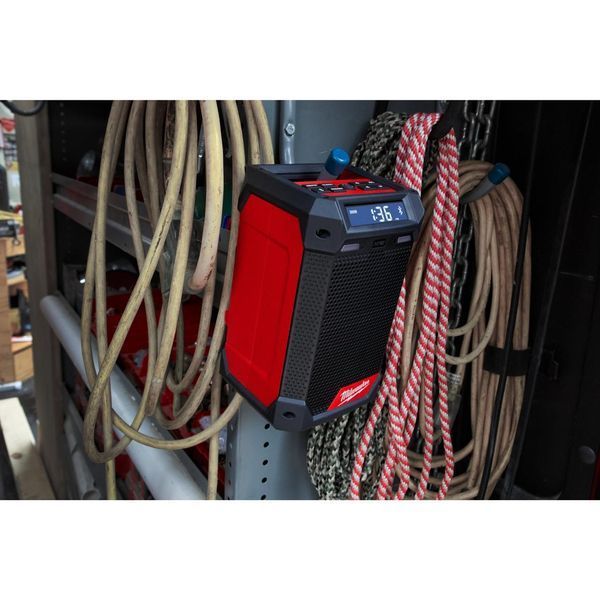Радіоприймач із зарядним пристроєм акумуляторний MILWAUKEE, M12 RCDAB+ (картонне пакування) 4933472114 фото