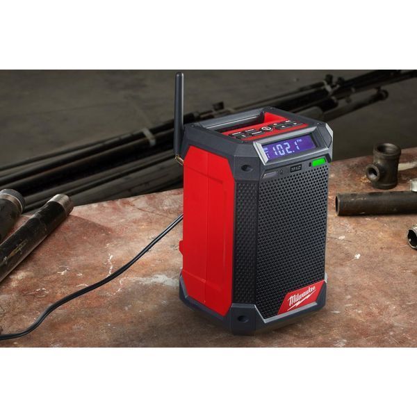 Радіоприймач із зарядним пристроєм акумуляторний MILWAUKEE, M12 RCDAB+ (картонне пакування) 4933472114 фото