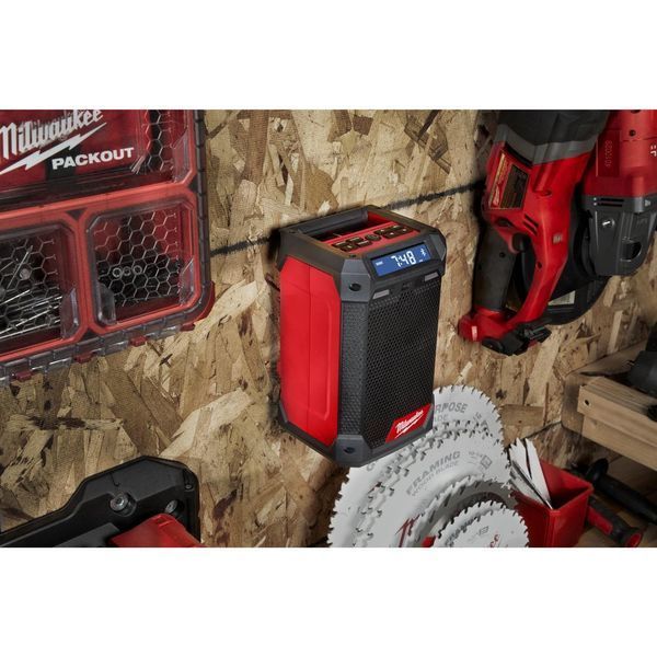 Радіоприймач із зарядним пристроєм акумуляторний MILWAUKEE, M12 RCDAB+ (картонне пакування) 4933472114 фото