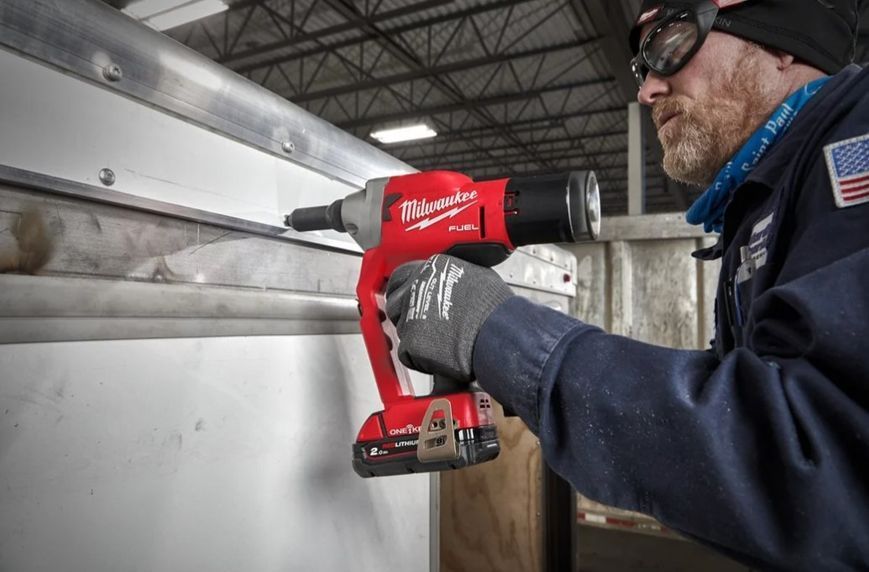 Заклепочник акумуляторний безщітковий MILWAUKEE M18 ONEFPRT-202X, діаметр заклепок 4,8-7,0мм (зарядний.пристрій М12-18 FC, 2 аку 4933478602 фото