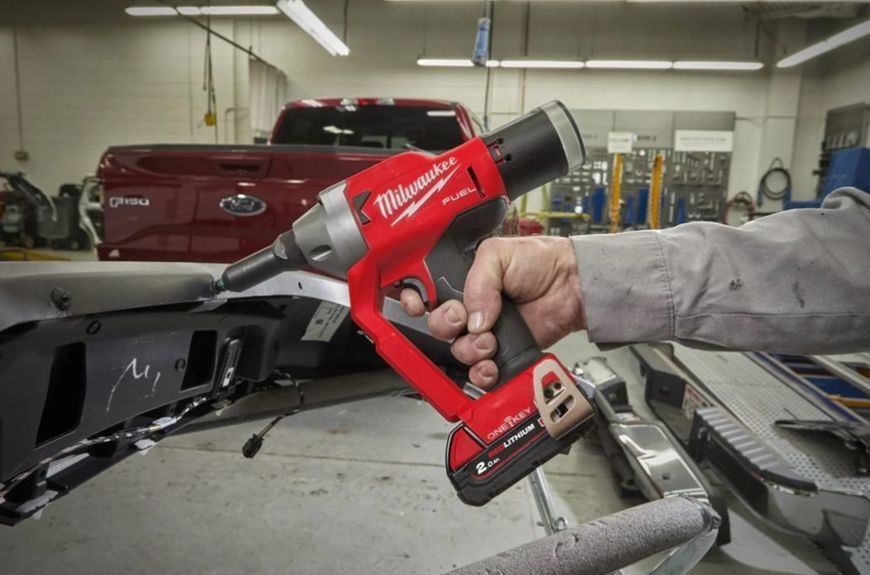 Заклепочник акумуляторний безщітковий MILWAUKEE M18 ONEFPRT-202X, діаметр заклепок 4,8-7,0мм (зарядний.пристрій М12-18 FC, 2 аку 4933478602 фото