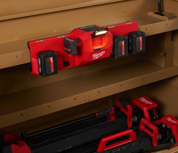 Зарядний пристрій MILWAUKEE, M12-18 GBC4 (4хМ18, 2хМ12, ліхтар) 4933493863 фото
