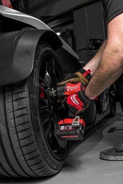 Гайковерт акумуляторний безщітковий 1/2'' MILWAUKEE, M18 FMTIW2F12-0, 881Нм, з кільцем (каркас, кліпса для реміня, картонне паку 4933498057 фото