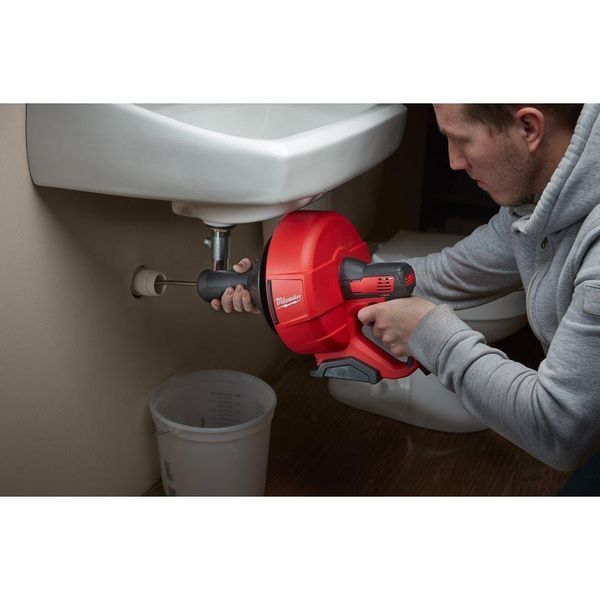 Машина прочистна акумуляторна MILWAUKEE, M12 BDC6-202C, трос 6м (зарядний пристрій С12 С , 2 акумулятори М12 В2 2Аг, відро, карт 4933451635 фото